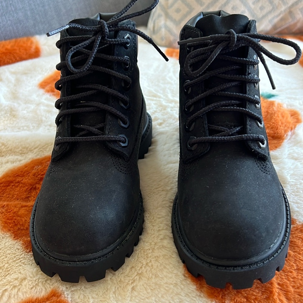 Timberland toddler boots size 9, black.